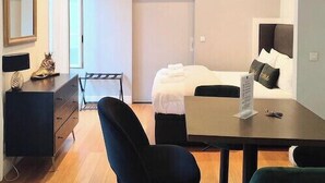 A modern bedroom with a bed, a desk, and a chair. - Studio in the heart of Nice, close to amenities (Nice)