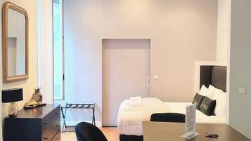 Iron/ironing board, WiFi, bed sheets