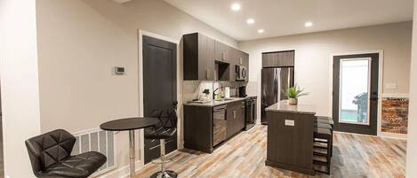 Een microgolfoven, een oven, een kookplaat, een vaatwasser