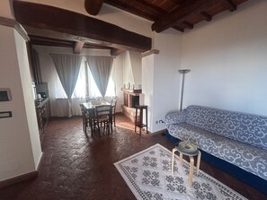 Televisión, chimenea y tenis de mesa