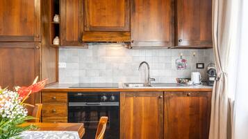 KĂŒhlschrank, Ofen, Herdplatte, GeschirrspĂŒler