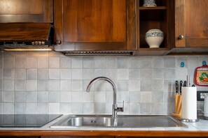 ثلاجة، فرن، موقد طهي مسطح، غسالة أطباق