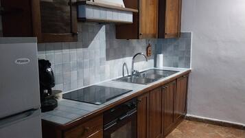 Een koelkast, een oven, een kookplaat, een vaatwasser