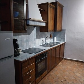 Een koelkast, een oven, een kookplaat, een vaatwasser