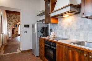 ثلاجة، فرن، موقد طهي مسطح، غسالة أطباق