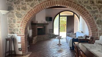 Fernseher, Kamin, Tischtennisplatte