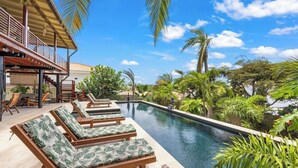 Ein Poolbereich mit Liegestühlen und Blick auf den Pool.