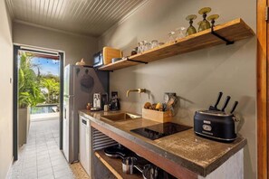 Réfrigérateur, un four, surface de cuisson, lave-vaisselle