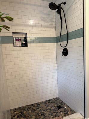 Hair dryer, towels - Quaint 2-bedroom house in Hampden (Hampden)