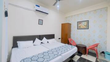 Habitación cuádruple familiar, vistas a la ciudad | Escritorio y wifi gratis