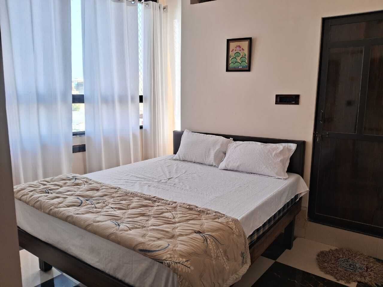 Kamar Double Basic untuk 1 Orang, pemandangan kota | Meja kerja, kedap suara, dan Wi-Fi gratis