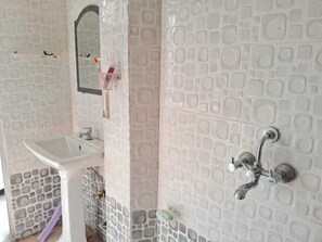 基础双人房（单人入住）, 城市景观 | 浴室 | 淋浴设施、毛巾、肥皂、洗发水