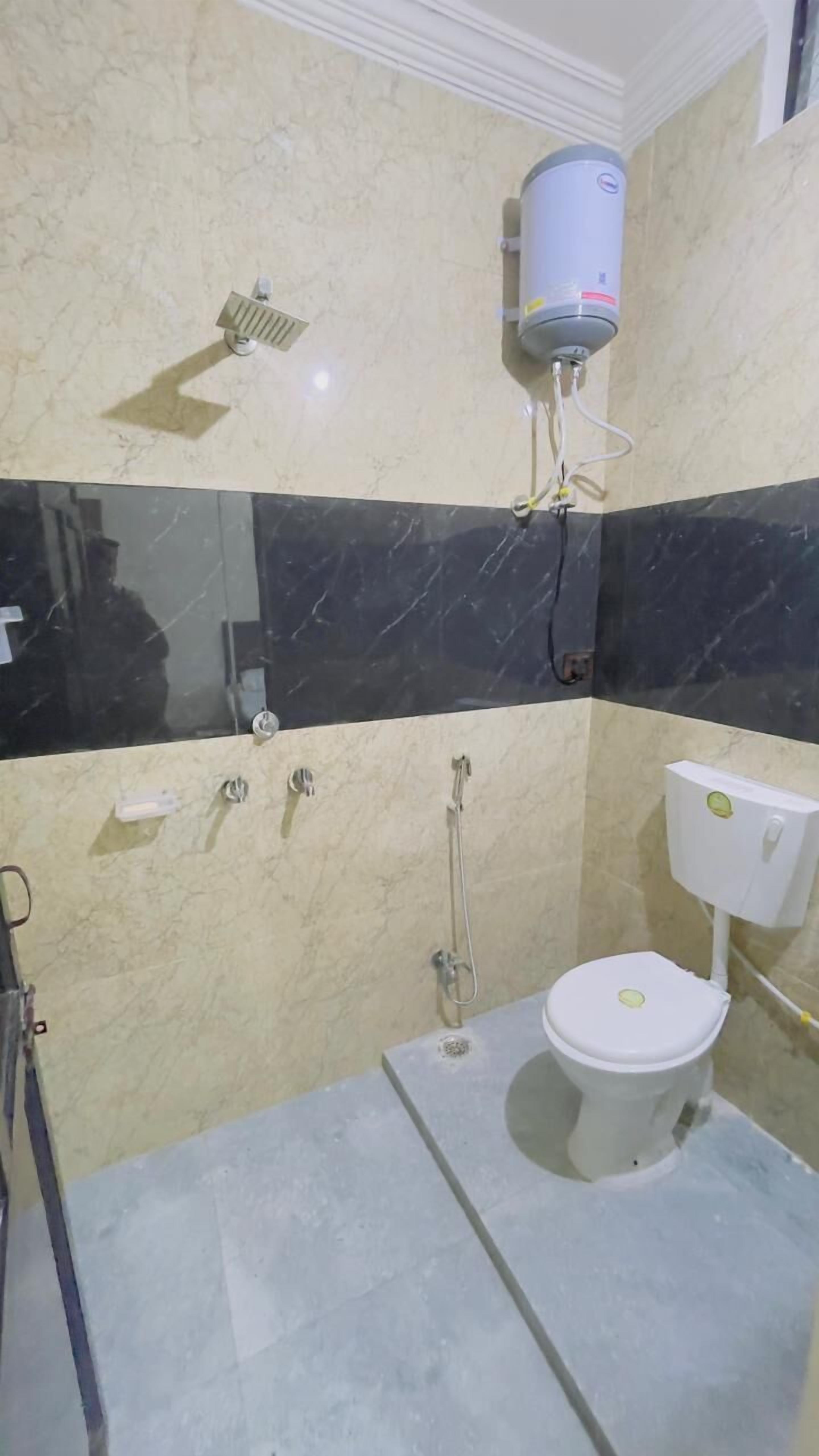 Shower, handuk, sabun, dan sampo