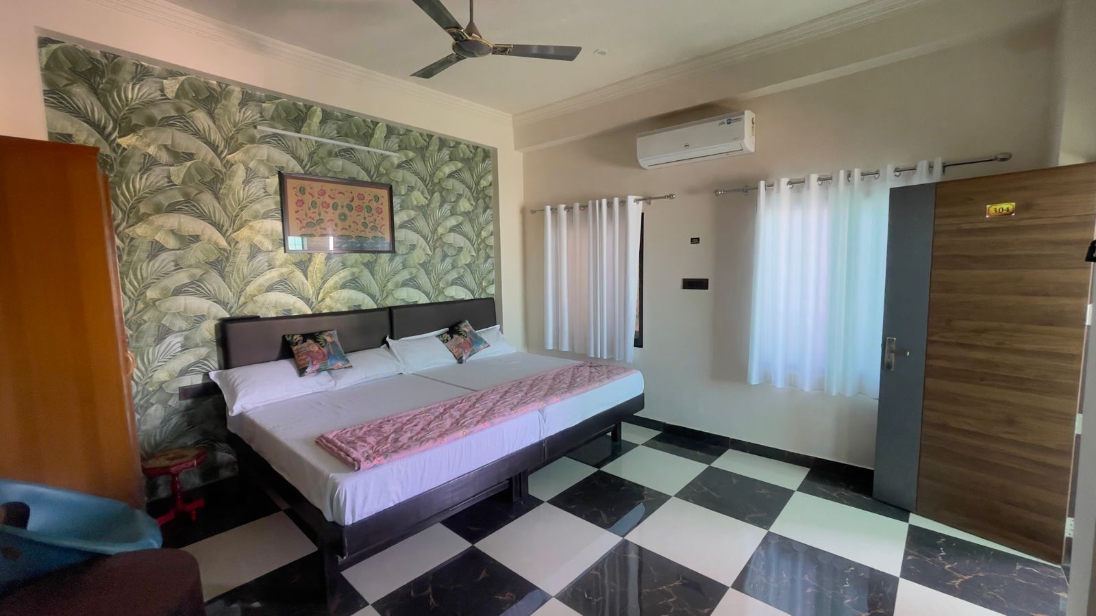 Habitación cuádruple familiar, vistas a la ciudad | Escritorio, sistema de insonorización, wifi gratis