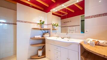 Shower, hair dryer, towels