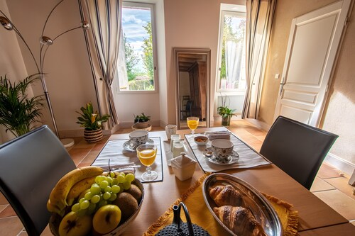 Ô Fil de l’Isle Guest Room with Shared Garden and Wi-Fi