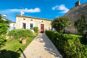 Exterior - Ô Fil de l’Isle Guest Room with Shared Garden and Wi-Fi (Savignac de l'Isle)