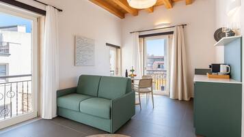 Appartamento, vista città | Area soggiorno | TV 35 pollici con canali satellitari