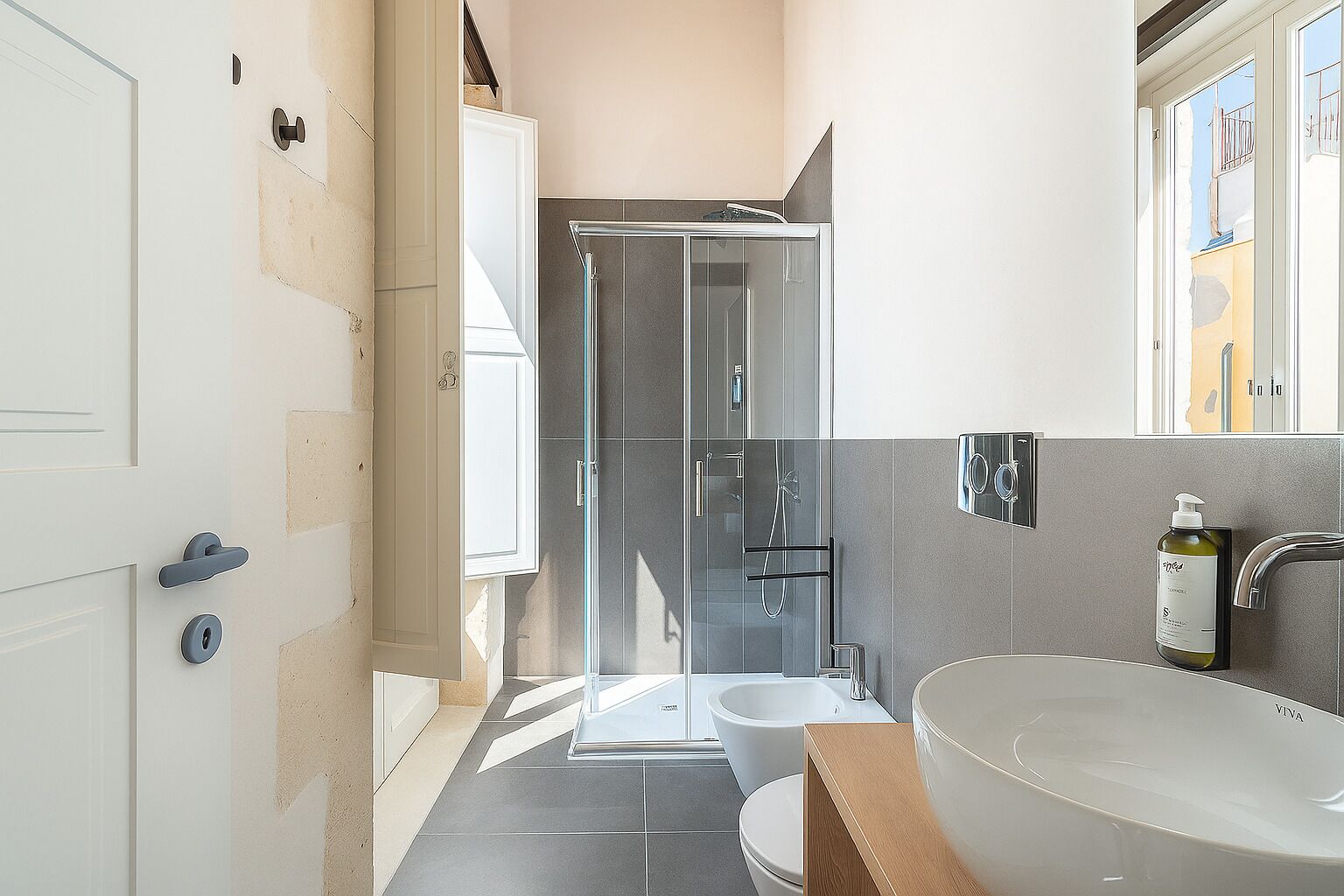 Ducha, artículos de tocador gratuitos, secador de pelo, bidet