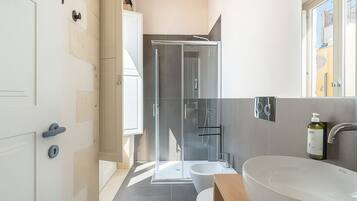 Apartment, Stadtblick | Badezimmer | Dusche, kostenlose Toilettenartikel, Haartrockner, Handtücher