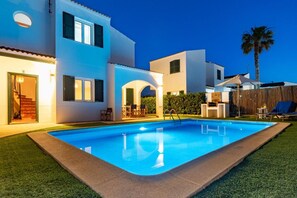 A modern house with a swimming pool, outdoor seating, and a well-lit entrance. - Holiday Home 'Relax En Tranquila' with Private Pool, Wi-Fi and Air Conditioning (Torre del Ram)