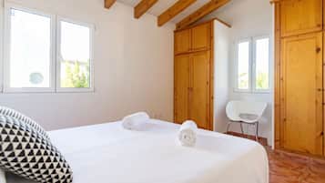 3 bedrooms, iron/ironing board, WiFi, bed sheets