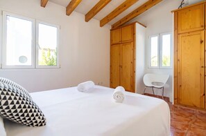 3 bedrooms, iron/ironing board, WiFi, bed sheets