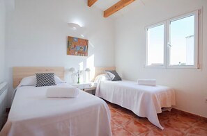 3 bedrooms, iron/ironing board, WiFi, bed sheets
