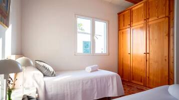 Een strijkplank/strijkijzer, wifi, beddengoed