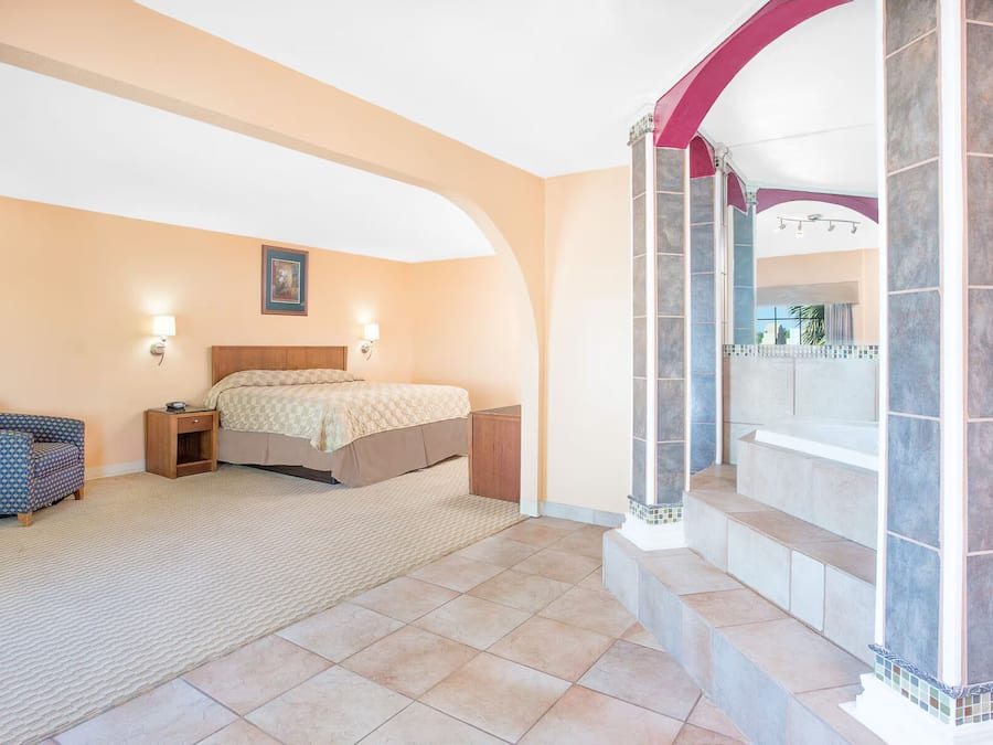 Comfort Suite, 1 King Bed, Non Smoking | Desk, free WiFi