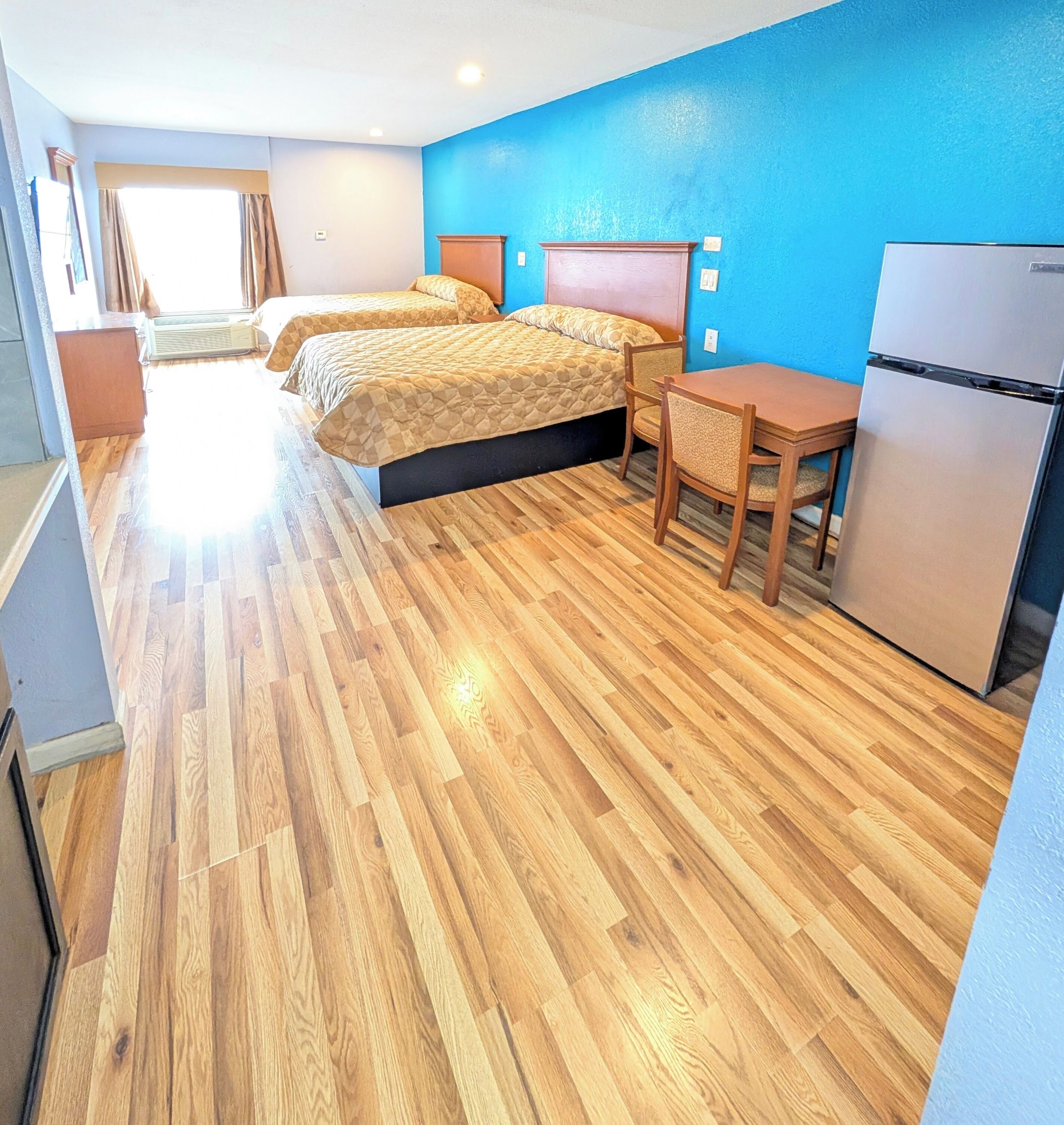 Quarto luxo, 2 camas Queen, cozinha americana | Escrivaninha, Wi-Fi de cortesia