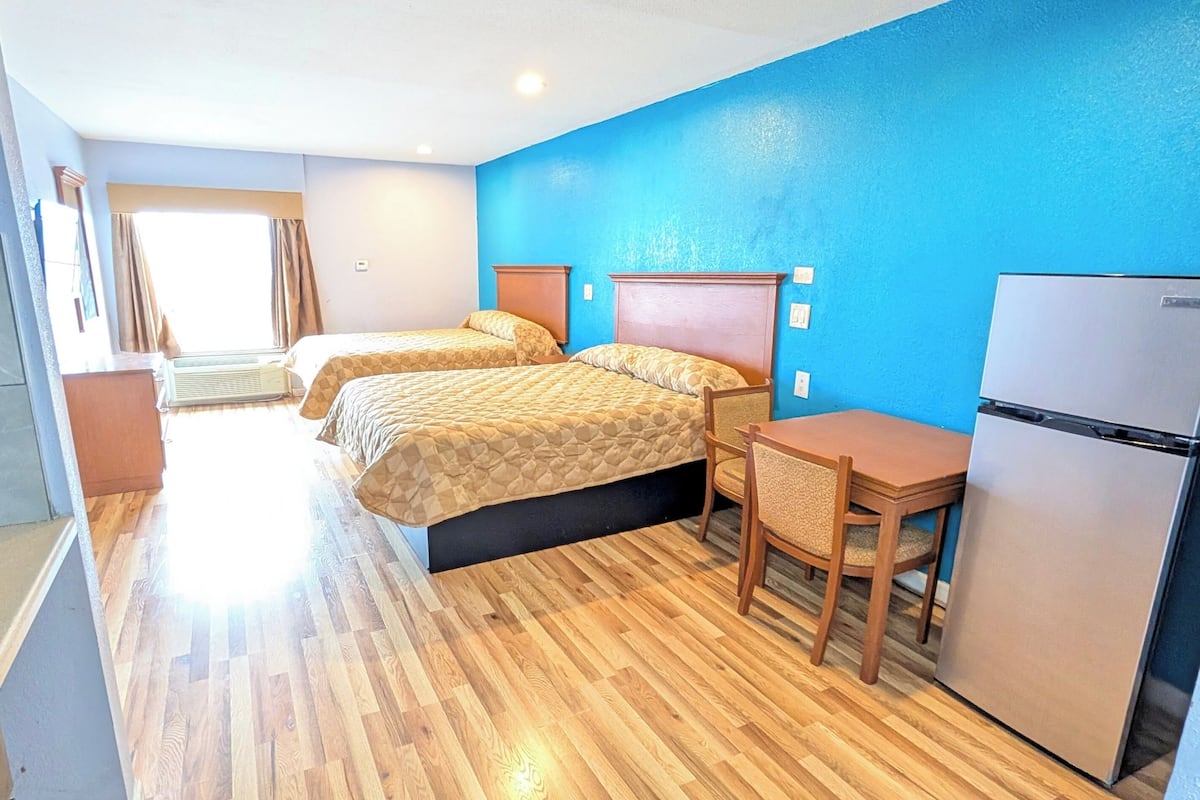 Quarto luxo, 2 camas Queen, cozinha americana | Escrivaninha, Wi-Fi de cortesia