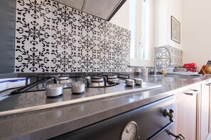 Fridge, oven, stovetop, dishwasher