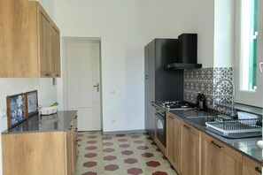 Køleskab, ovn, kogeplade, opvaskemaskine