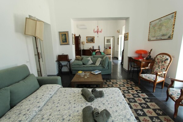 TV - Villa 'La Casa Bianca' with Private Terrace, Wi-Fi and Air Conditioning (Lipari)