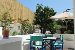 Outdoor dining - Villa 'La Casa Bianca' with Private Terrace, Wi-Fi and Air Conditioning (Lipari)