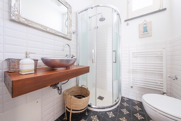 Shower, free toiletries, hair dryer, towels