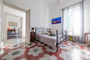 3 habitaciones, escritorio, tabla de planchar con plancha y wifi 