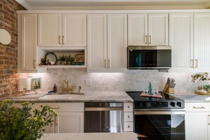 Coffee/tea maker, fridge, microwave, oven
