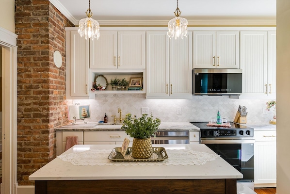 Een koelkast, een magnetron, een oven, een kookplaat