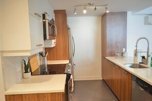 Kjøleskap, mikrobølgeovn, ovn og kokeplater