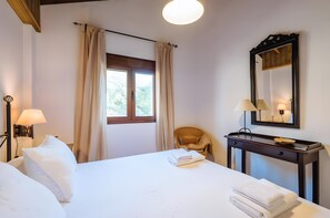 3 habitaciones, tabla de planchar con plancha, wifi y ropa de cama 