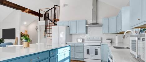 Refrigerador, microondas, horno y parrilla de estufa