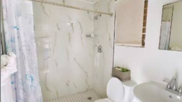 Douche, sĂšche-cheveux, serviettes fournies, savon