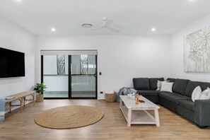 TV - Jola Holiday House Su (Lake Conjola)