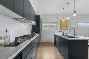 ثلاجة، ميكروويف، فرن، موقد طهي مسطح