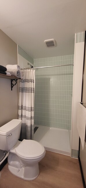 Dusj, hårføner, håndklær og såpe