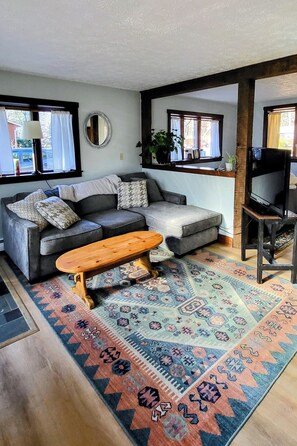 TV, books - Spacious Studio Near Sebago Lake (Windham)