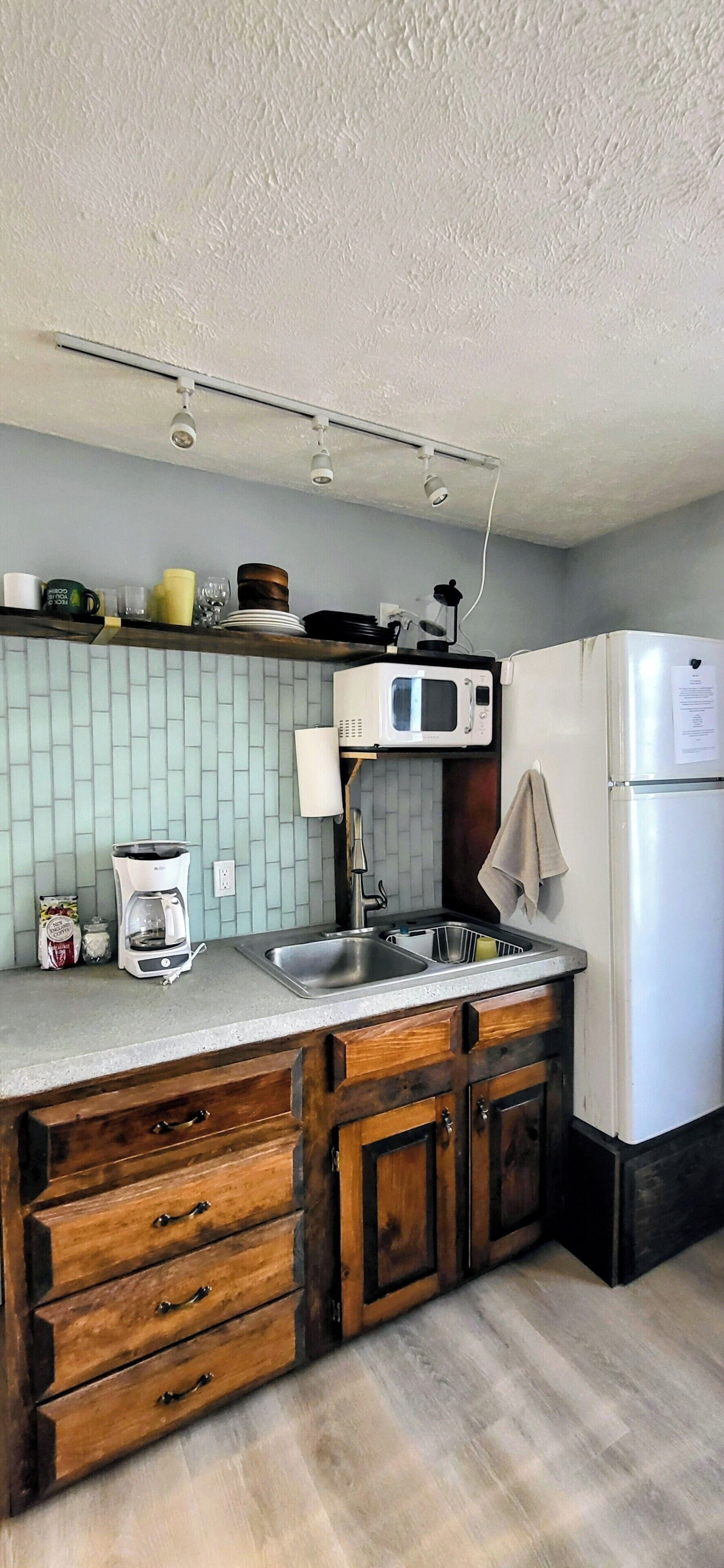 Kühlschrank, Mikrowelle, Herdplatte, Wasserkocher mit Kaffee-/Teezubehör