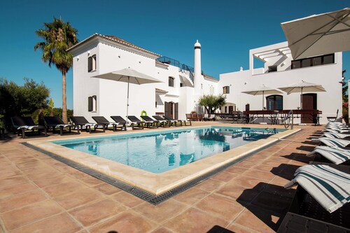 Large private mansion with swimming pool and close to the sea! Group friendly.